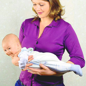 Как носить  новорожденного
