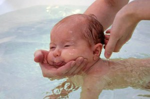 Плавание новорожденного