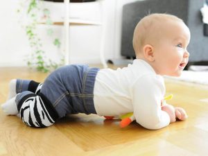 Как правильно помогать малышу начинать сидеть
