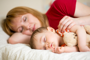 Мама может прилечь с ребенком во время первого дневного сна