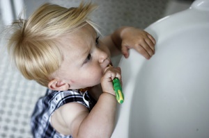 Когда надо научить детей чистить зубы