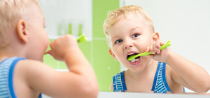 Чистить зубы детям