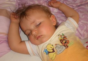 Почему ребенок потеет во сне
