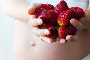 В чем польза и вред клубники при беременности