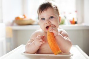 Как давать малышу твердую пищу