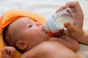 Как кормить малыша в первые дни