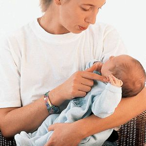 Как правильно брать на руки  новорожденного