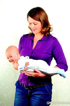 Как правильно носить на руках новорожденного