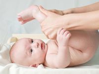 Как делать гимнастику новорожденному