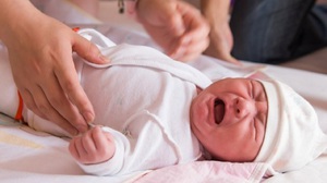Новорожденный плачет-причины