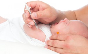 Какие прививки делают новорожденным