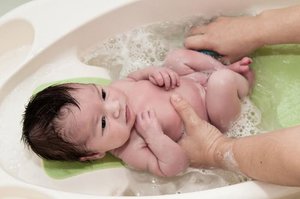 Как купать новорожденного: советы для родителей