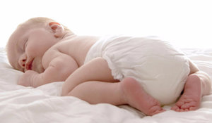 В какой позе лучше всего класть ребенка спать