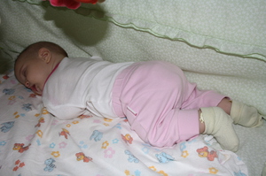 В какой позе спят новорожденные