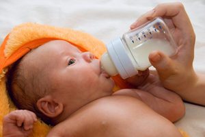 Как кормить из бутылочки малыша