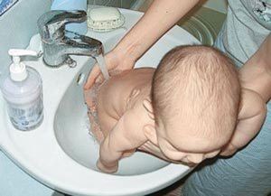 Как подмывать новорождённую под краном