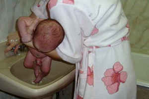 Как правильно подмывать новорождённую 