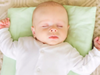 Нужна ли новорожденному подушка и как ее выбрать?