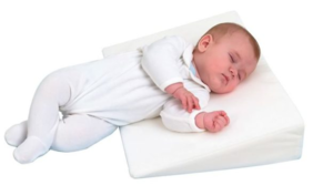 Наклонная подушка пригодится при частых срыгиваниях или насморке