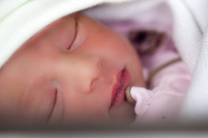 Гноится глазик новорожденному