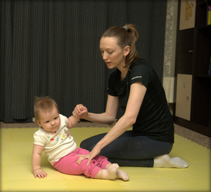 Как постепенно учить малыша сидеть