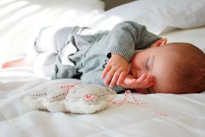 В два месяца ребенок спит довольно много, но уже чутко