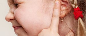 Почему у ребенка шишка за ухом