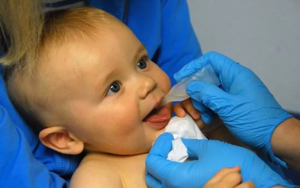 Вакцинировать ребенка начинают с трех месяцев, если нет противопоказаний
