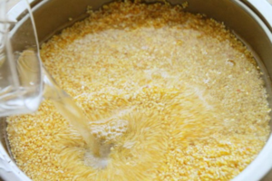 Как сварить полезную кукурузную кашу на молоке