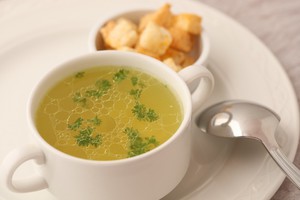 При поносе можно давать легкие супы с сухариками
