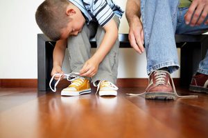 Как учить детей завязывать шнурки