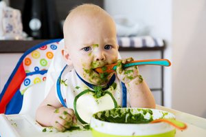 Как научить ребенка кушать самому