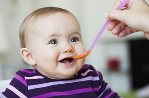Особености питания ребенка в 8 месяцев