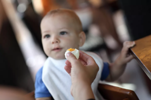 Если у малыша нет аллергии регулярно вводите в меню яйца