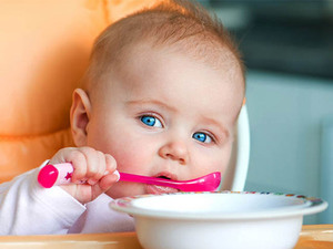 Как научить малыша самостоятельно кушать