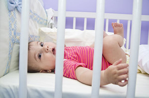 Как можно приучить ребенка ложиться спать в своей кроватке