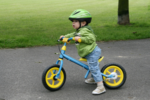 Как учить детей кататься на велосипеде