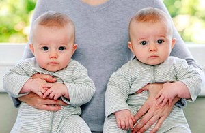 Одинаковые дети близнецы