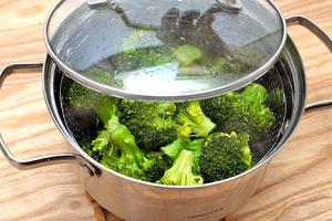 Как варить брокколи в кастрюле 
