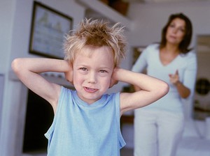 Как вести себя родителям, когда ребенок бьет себя по голове